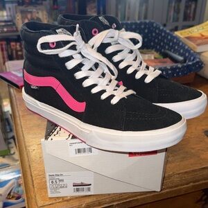 Vans High Top   BNWOT  Men’s 9 Women’s 10.5